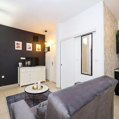 “minipalais” In The Heart Of *