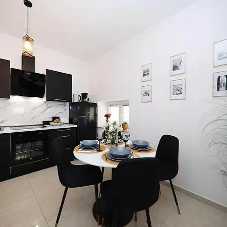 “minipalais” In The Heart Of *