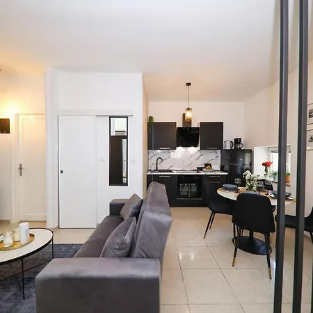 “minipalais” In The Heart Of Apartment