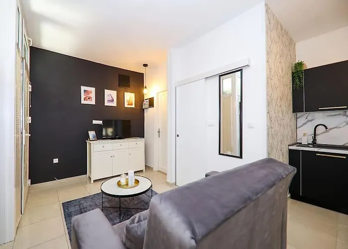 “minipalais” In The Heart Of *