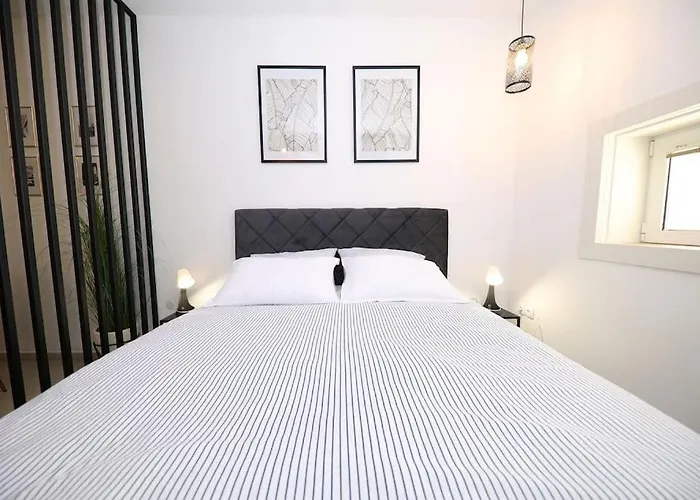 “minipalais” In The Heart Of Appartement *